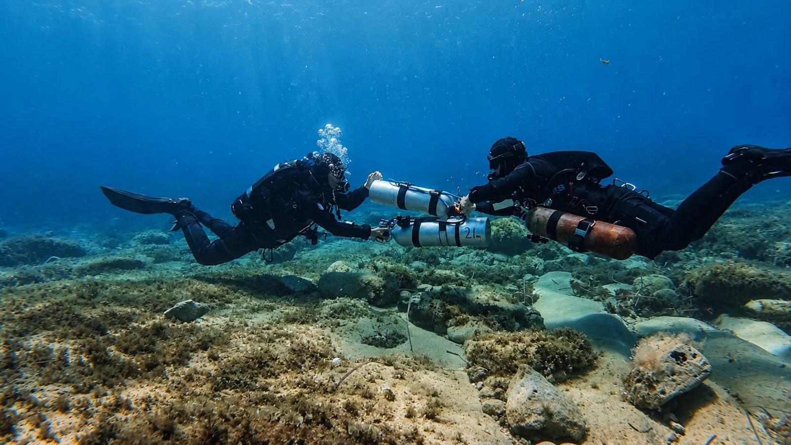 Zwei technische Taucher mit Stage-Flaschen unter Wasser