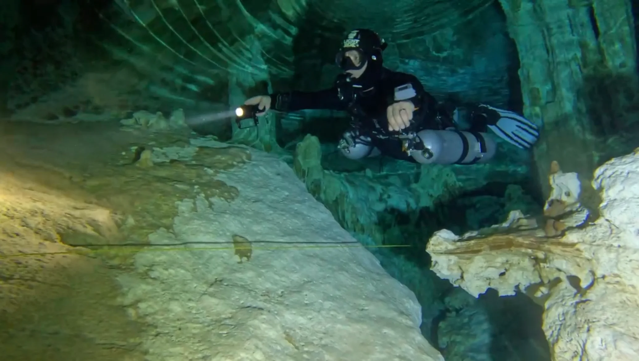 Taucher in Sidemount-Konfiguration