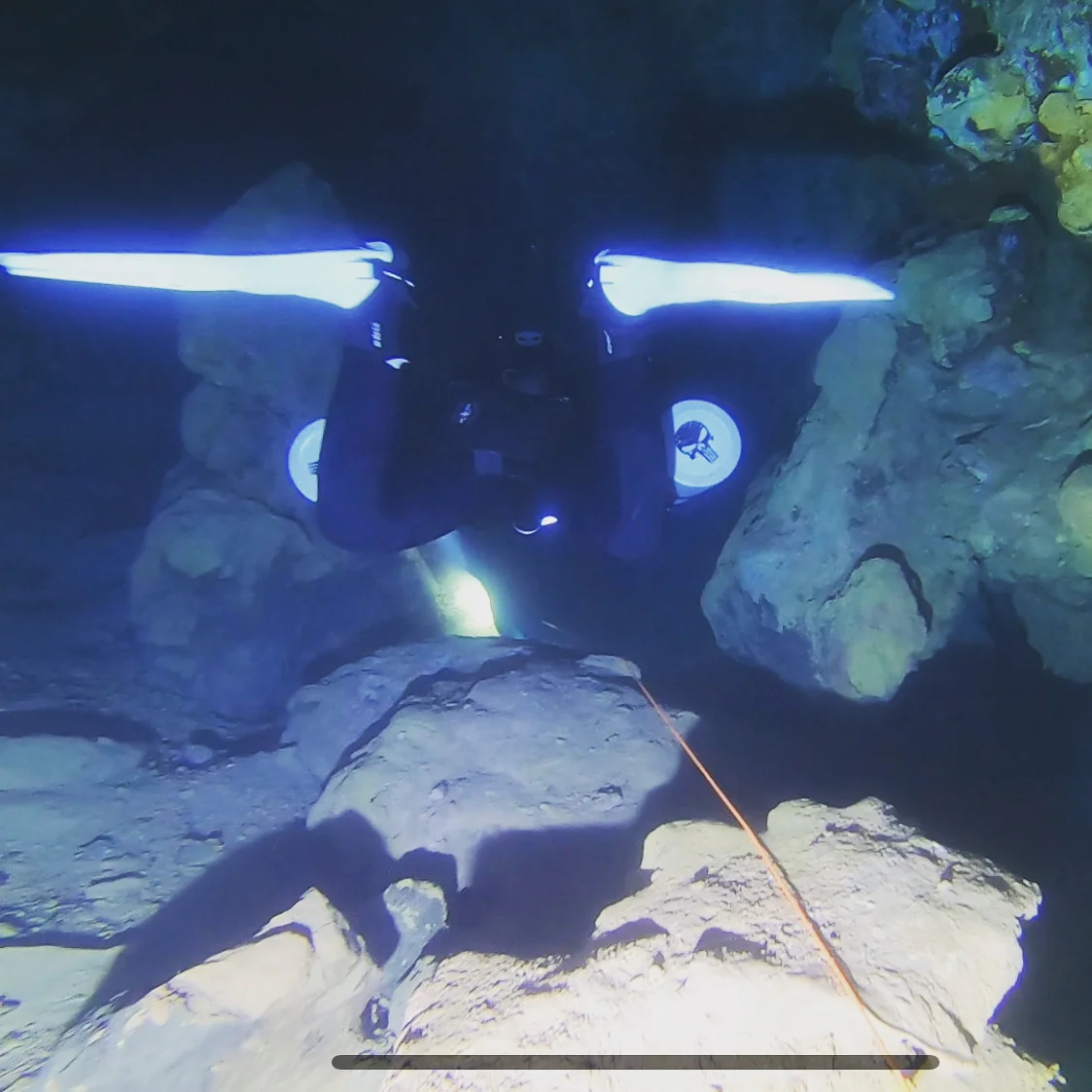 Detailaufnahme einer Sidemount-Konfiguration mit Harness und Bungee-System